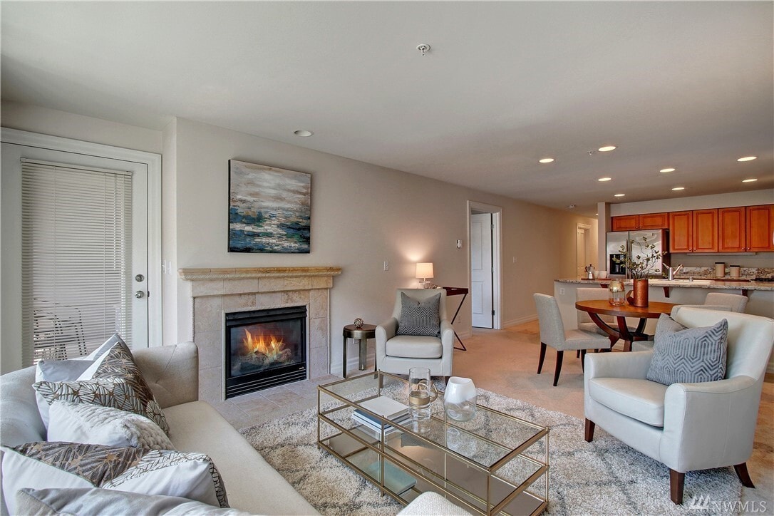 Living room - 2425 33rd Ave W