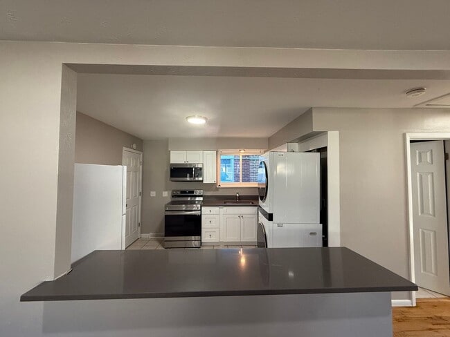 Building Photo - Charming 2BR Duplex Upper Unit in Aurora