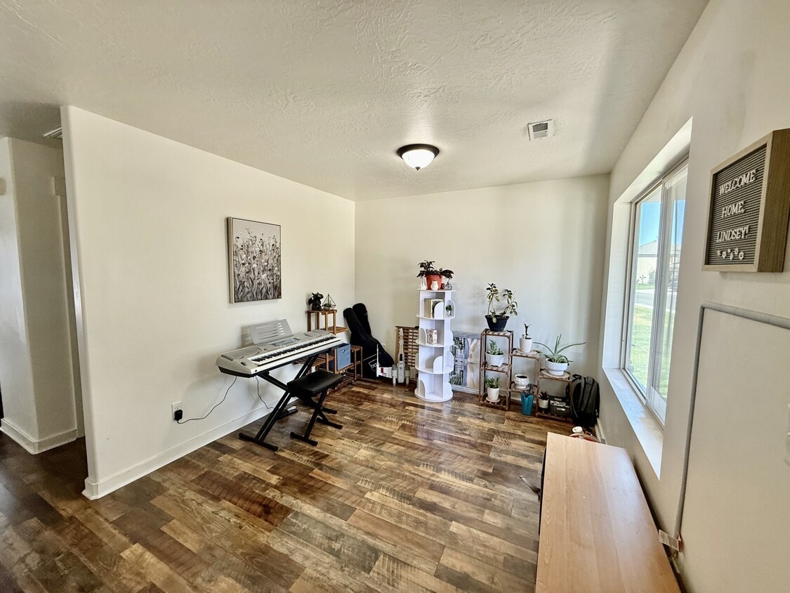 Primary Photo - 722 S Willow Park Dr