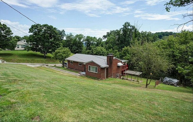 Foto del edificio - Three Bedroom Two and Half Ranch Style hom...