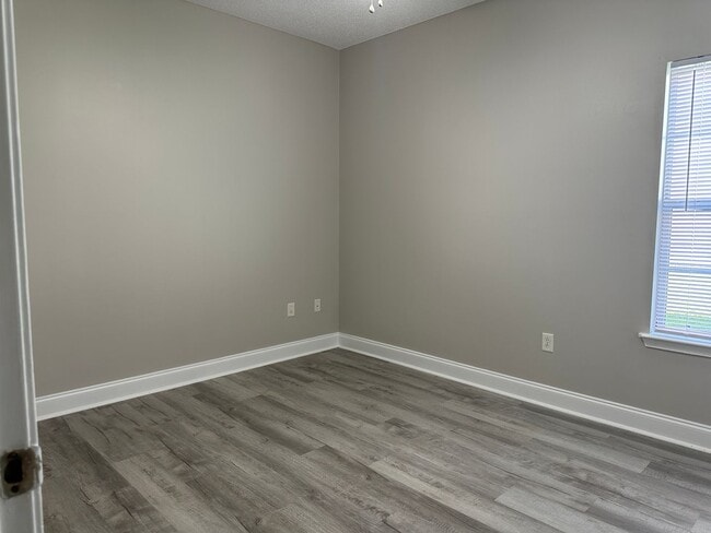 Building Photo - 402 Club Villa Court