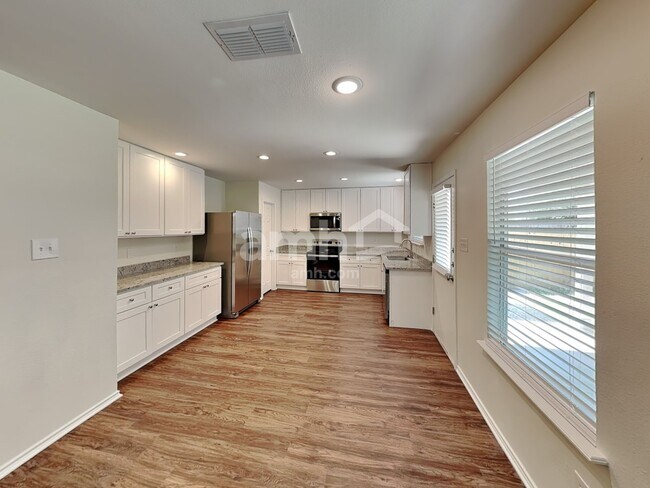 Building Photo - 7919 Oak Pointe