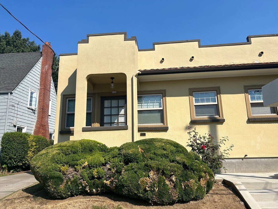 Primary Photo - Spanish-Style Apartment Close to Belmont/L...