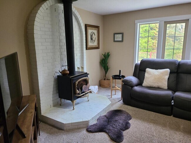 Building Photo - 389 Yasek Loop