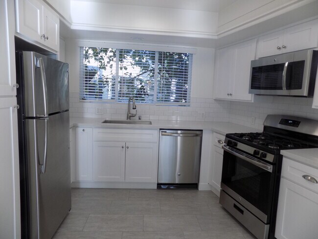 Foto del edificio - 646 S Barrington Ave