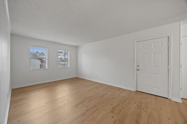 Building Photo - Welcome to Ravenwood Drive!