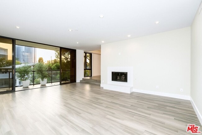 Building Photo - 268 S Lasky Dr