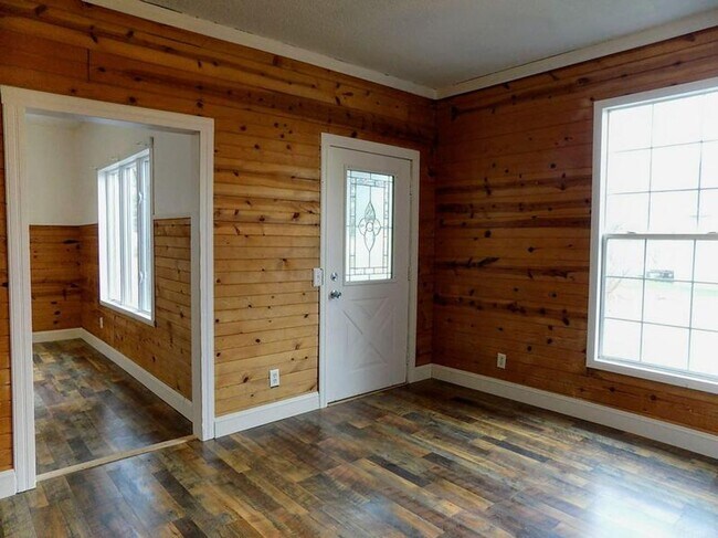 Building Photo - 4 Bedroom 1 bath