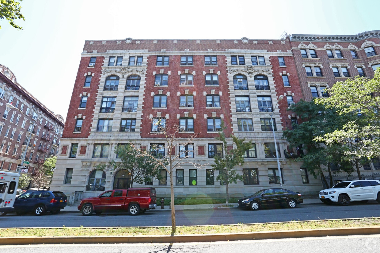 Building Photo - 587 Riverside Dr