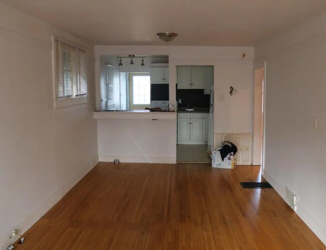 Building Photo - 824 College Ave