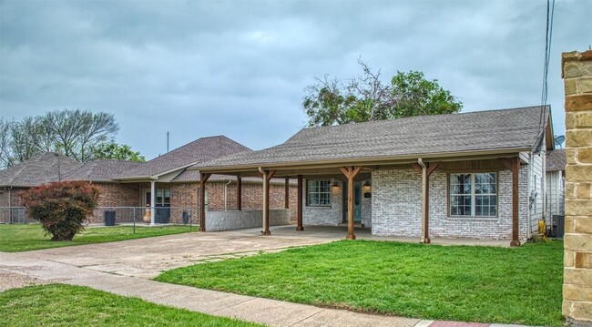 Building Photo - 315 E Avenue F