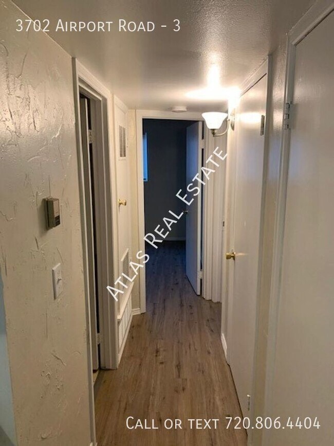 Building Photo - 2 Bedroom, Renovated! Central Location For...