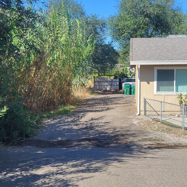 Building Photo - 2120 Rosamond St