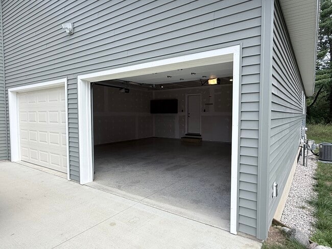 Building Photo - 230 Ridge St