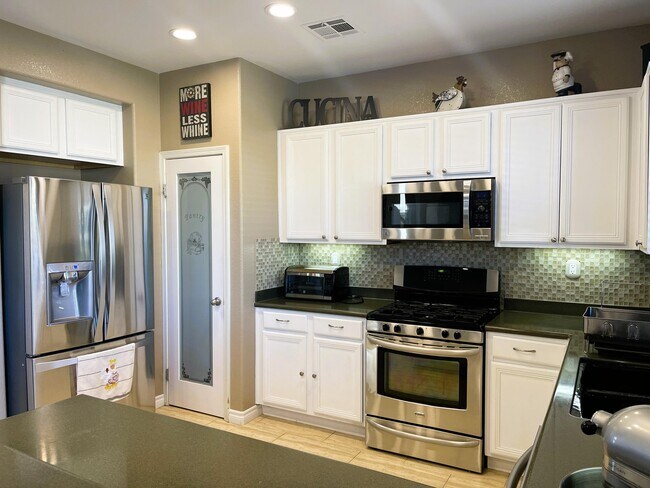 Building Photo - 37701 Tamarind Ct