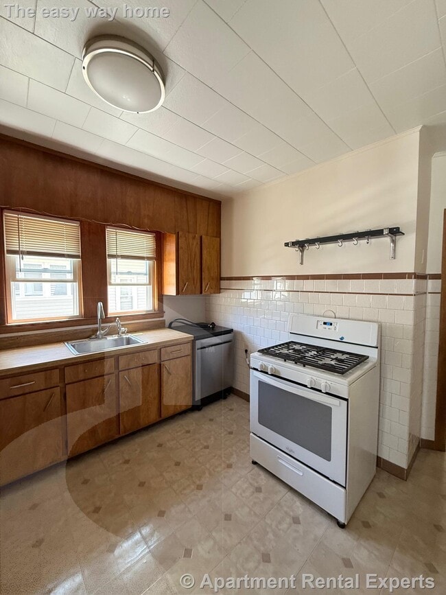 Photo - 105 Bromfield Rd Unit #2 Apartment