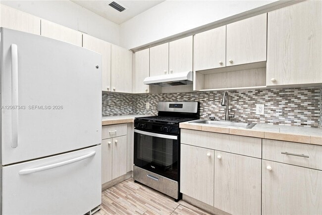 Building Photo - 2920 SW 38th Ct
