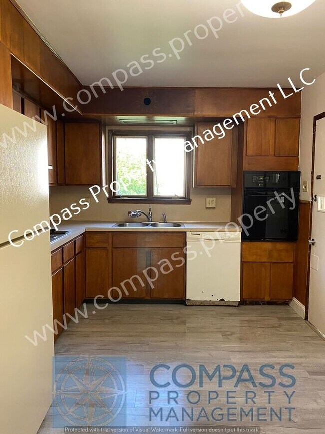Building Photo - $1195 - 1+ Bed, 1.5 Bath, Apartment - Coat...