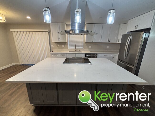 Foto del edificio - Newly Remodeled 3 Bedroom Home for Rent in Tacoma with Backyard and Garage!