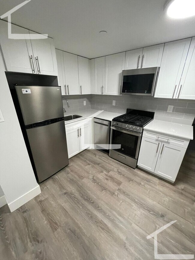 Foto del edificio - Central Fenway Location, In-Unit Washer an...