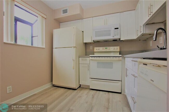 Building Photo - 2745 S Oakland Forest Dr