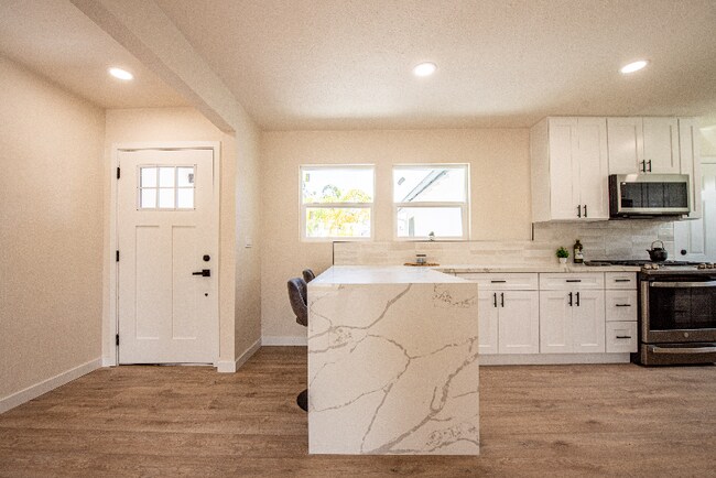 Building Photo - 224 Cedaridge Dr