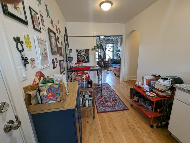 Building Photo - Newly Renovated 1 Bedroom in Rogers Park/L...