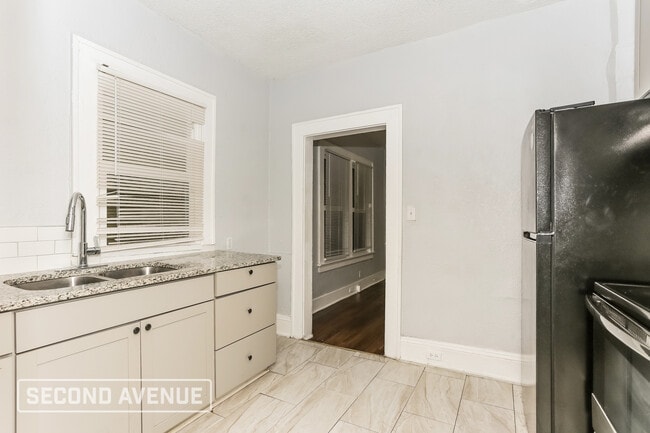 Building Photo - 1417 W 6th St