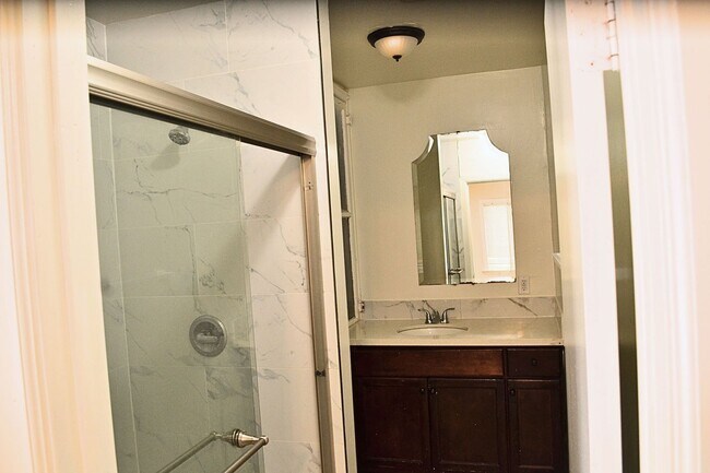 Foto del edificio - ??Newly Remodeled 2 Bed / 1 Bath Apartment...