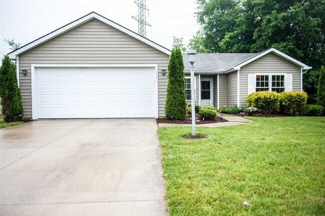 Building Photo - Great One Story Home on Wood Lot !