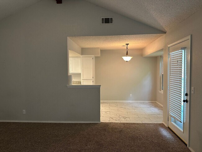 Foto del edificio - Don't let this one fool you-the inside is where it shines!