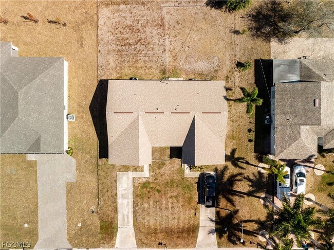 Building Photo - 1733 NE 7th Pl