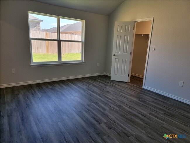 Foto del edificio - 122 Wind Ridge Dr