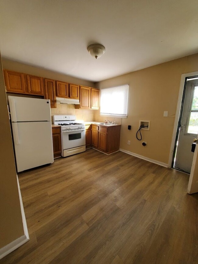 Building Photo - Absolutely Adorable two bedroom is move in...