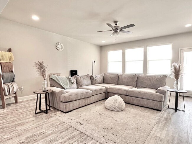 Foto del edificio - 9304 Margaret Jewel Ln