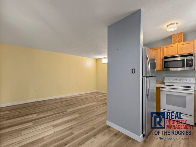 Building Photo - Charming 2 Bed, 1 Bath Condo in Prime Loca...