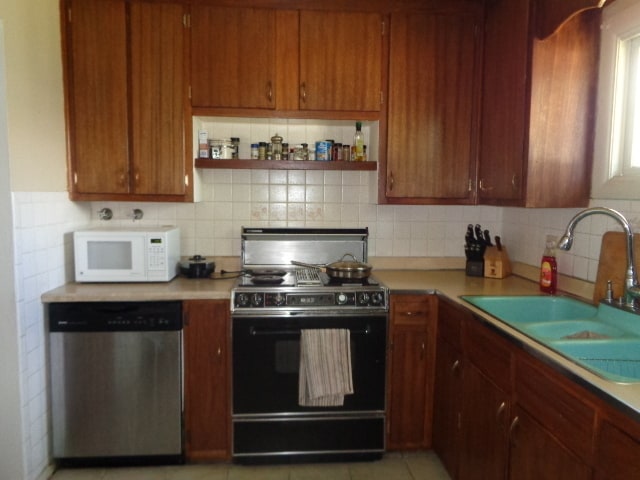 Building Photo - $1995 | 4BR/2BA | Spacious 3 bedroom For R...