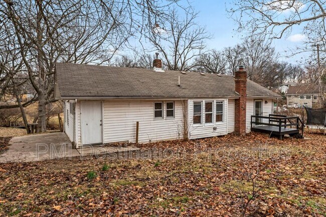 Building Photo - 634 NE Russell Rd.