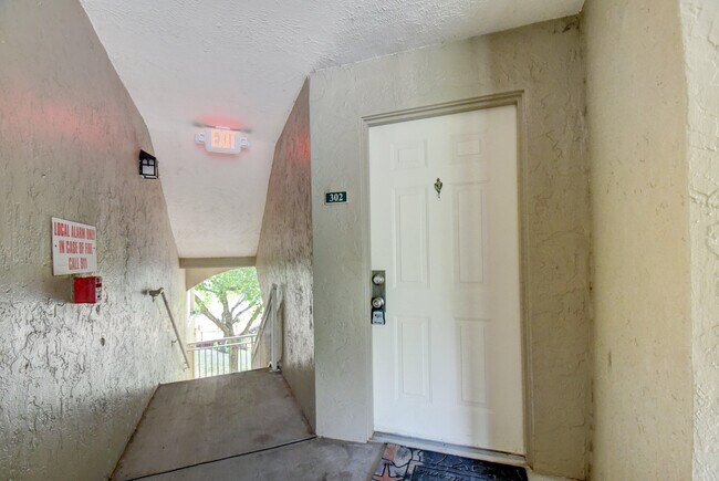 Foto del edificio - 1725 Palm Cove Blvd