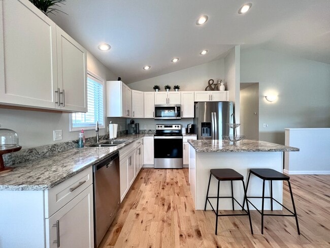 Building Photo - Gorgeous Furnished Home-Ready for move in ...