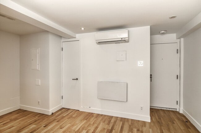 Building Photo - 25 Av des Pins O
