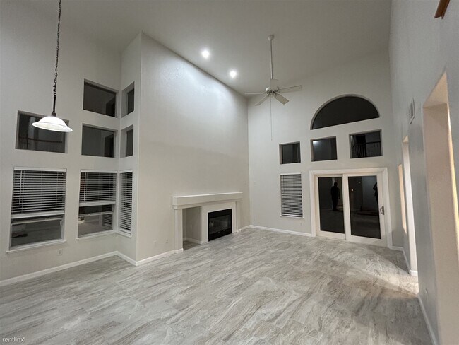 Building Photo - 3 br, 2.5 bath House - 5560 Cabrillo Court