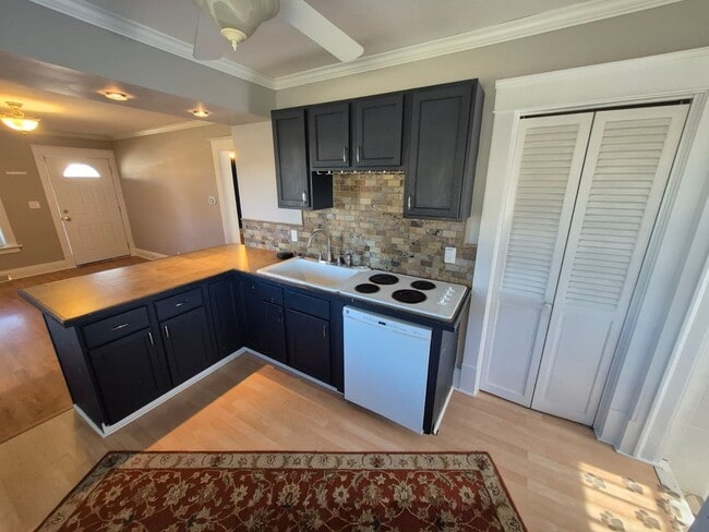 Building Photo - 23 Ash St