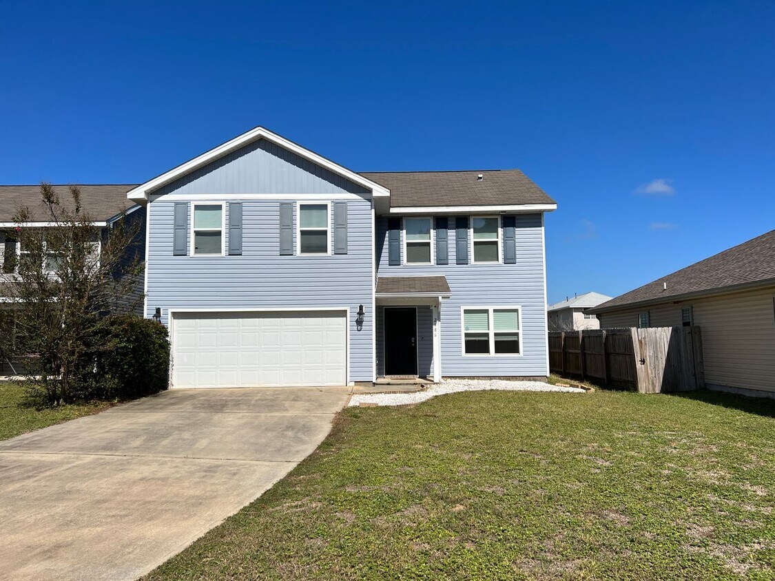 Foto principal - Gorgeous Two Story Home