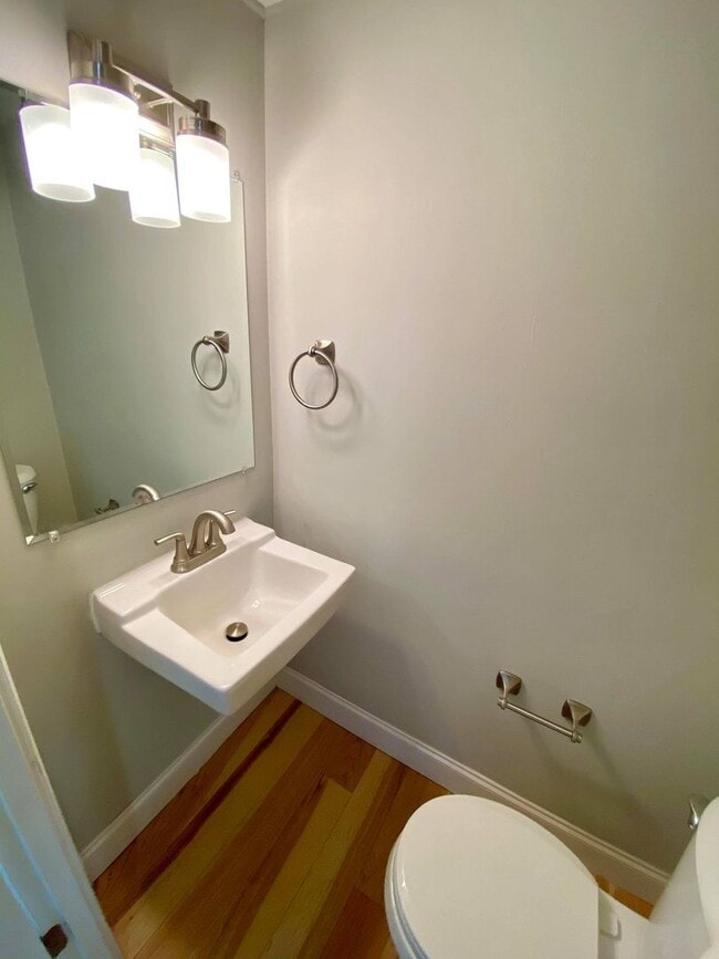Building Photo - Charming 3 Bedroom/ 1.5 Bathroom Townhome ...
