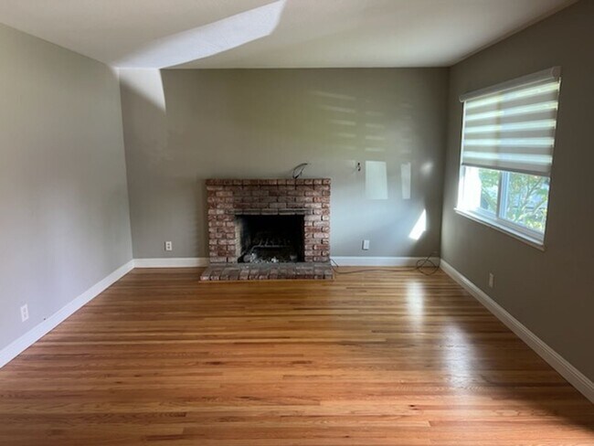 Foto del edificio - Beautiful updated home with all stainless steel appliances, hardwood floors throughout, and a lar...