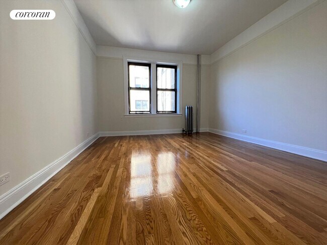 Building Photo - 824 W 176th St