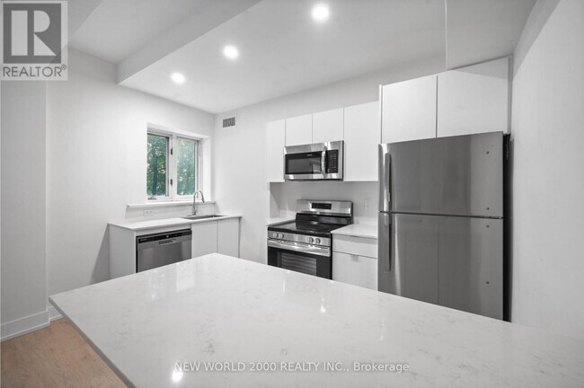 Photo du bâtiment - 110 St Clair Ave W