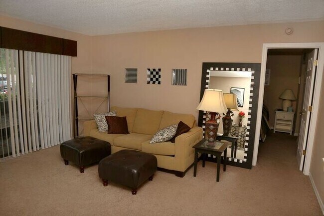 Building Photo - 1/1 first floor condo with community pool ...