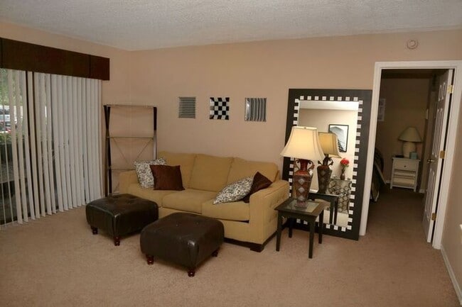 Building Photo - 1/1 first floor condo with community pool near Azalea Park